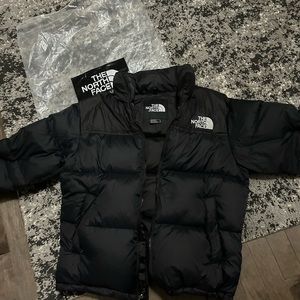 Brand new North face puffer. Size is small but fits medium using adjusters.